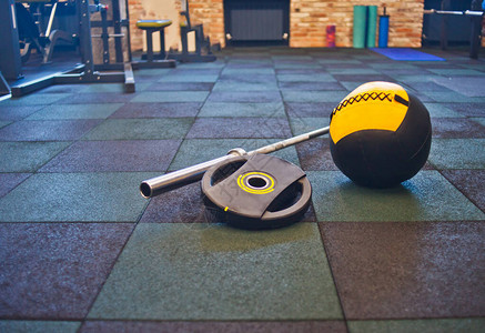 体操馆地板上装有拆散的巴铃药丸球免费体重运动体育设备图片
