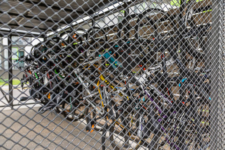 用于将自行车存放在宿舍区过敏池的封闭式金图片