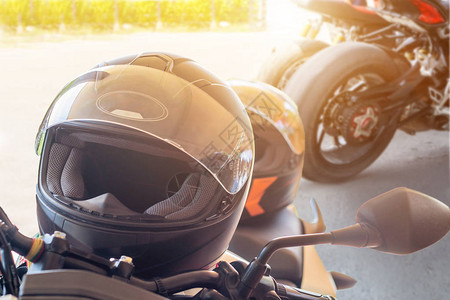 戴头盔和手套的摩托车男子是一种重要的日光摩托车节气门控制防护图片