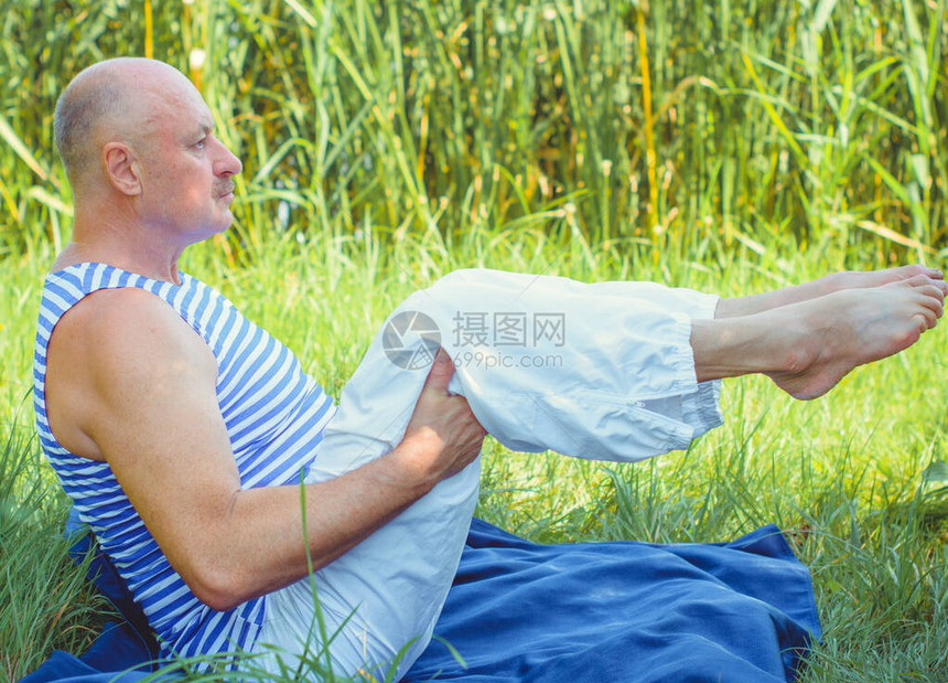 老人做自然锻炼理疗概念老人在街上练习运动全长的成熟男人在对芦苇运图片