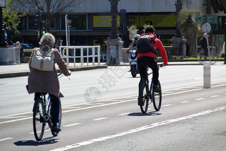 在城市环境中骑自行车图片