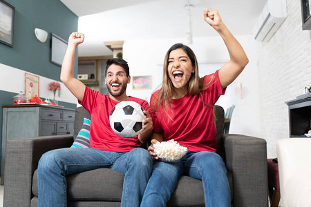 西班牙裔男朋友和女友在家看足球比赛时图片