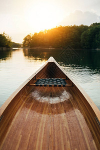 日落湖上的独木舟船头甲板图片
