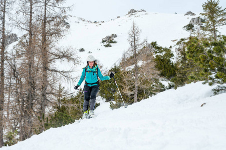 女滑雪者在山区享受乡村滑雪图片