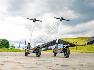 城市自行车城市中的电动滑板车电动图片