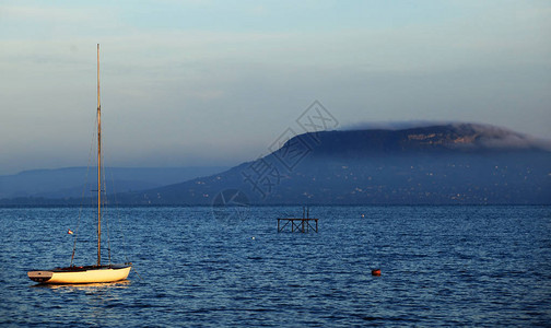 巴拉顿湖上的单人帆船高清图片