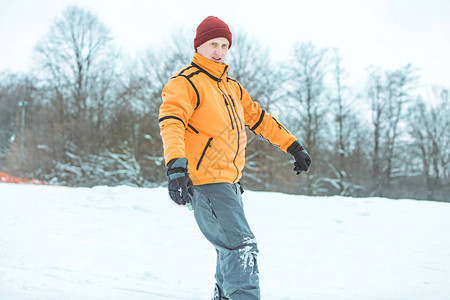 青年男子在冬季山下滑雪图片