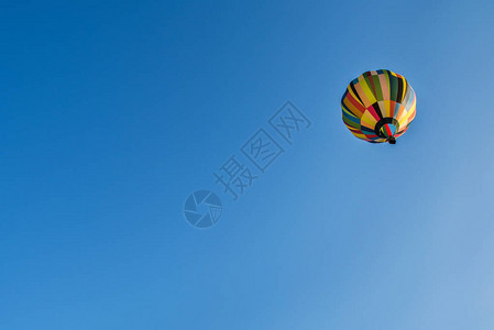 蓝色天空上多彩的气球图片