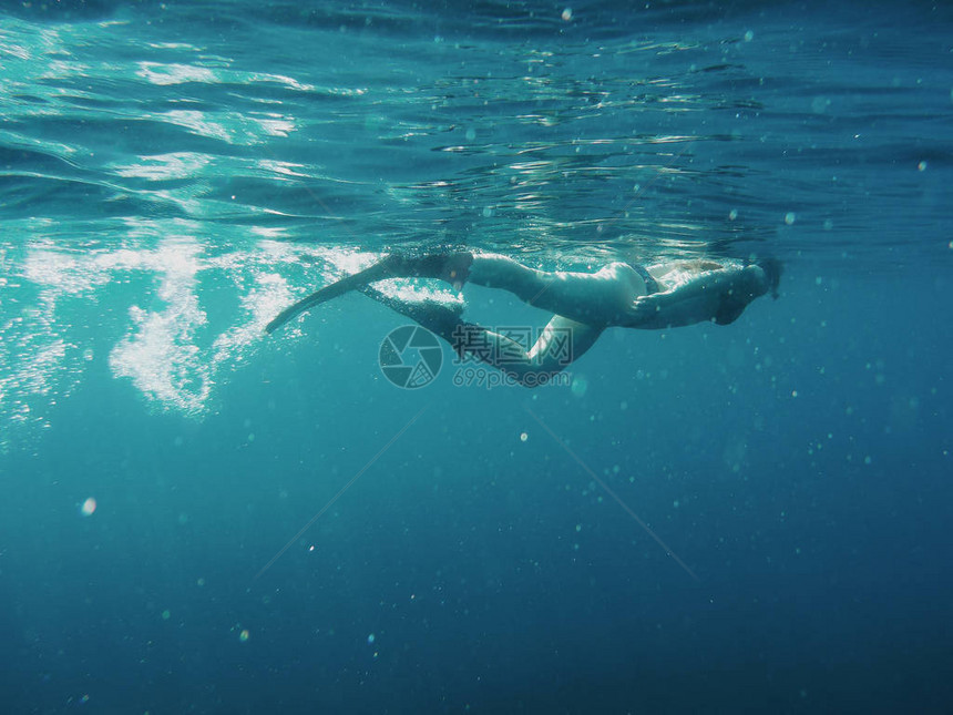 水下游泳和潜水妇女水上运动旅图片
