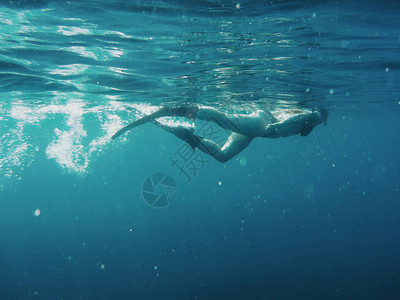 水下游泳和潜水妇女水上运动旅图片