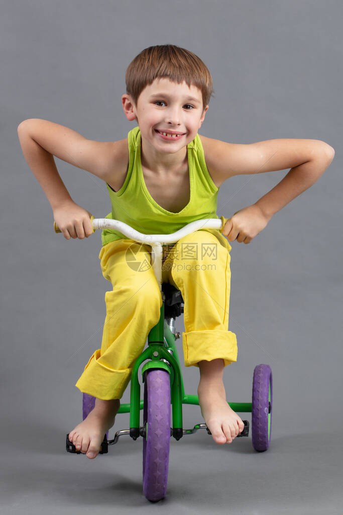 直立的一个穿着光脚亮衣服的孩子骑图片