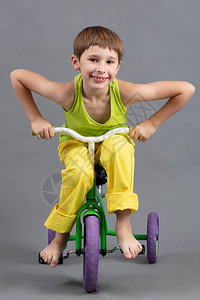 直立的一个穿着光脚亮衣服的孩子骑背景图片