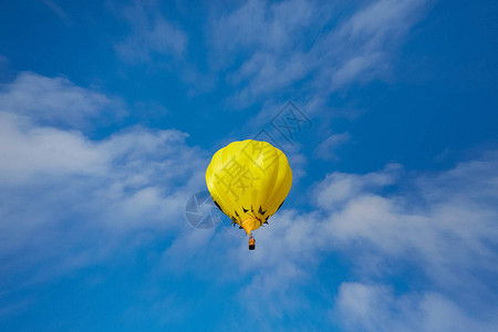 蓝天上的黄色热气球图片