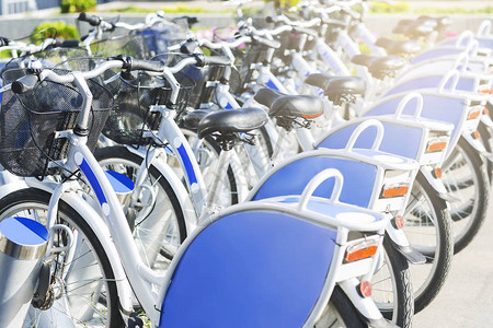 共享单车服务城市街道上带蓝色自图片