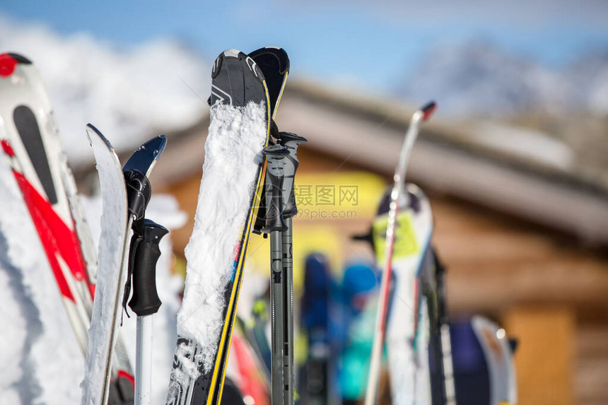 下午冬季度假胜地积雪中多色滑雪的图像图片