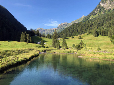 在苏尔兹巴赫阿尔卑斯山流和上叶河谷的浴池和游泳池图片