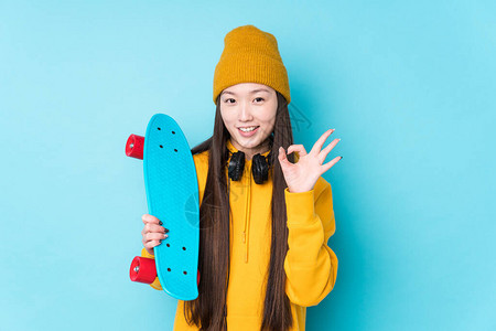 年轻的滑冰女孤立了快乐和自信图片