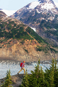 在加拿大山上徒步旅行的人Hike是北美流行的娱乐活动有许多光滑的足图片