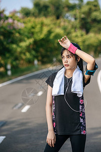 一个在路上锻炼后站着放松的女士图片
