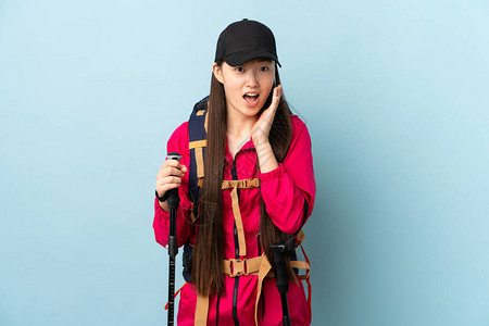 背着包和登山杖的年轻女孩图片
