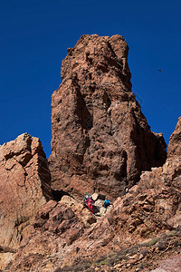 登山者爬到德黑公园的顶峰罗克图片