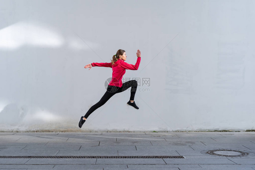 年轻成年运动女运动员的侧面景象图片