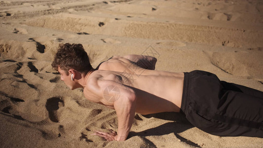 年轻英俊运动健壮的男子在海滩上实用图片