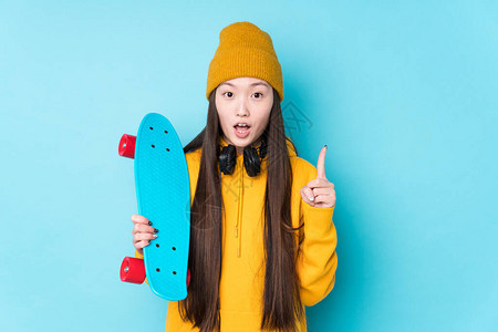 年轻的滑冰女脱离了拥有一些伟大的想法图片