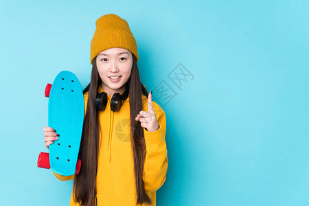 年轻的滑冰选手孤立的女子展图片