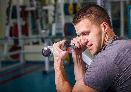 一个人在健身房训练健身运动健康图片