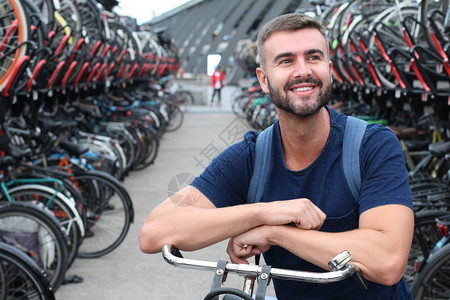 在自行车停场微笑的男人图片