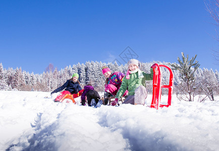 孩子们在冬天滑雪快乐图片