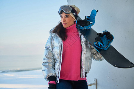 迷人的滑雪选手女装扮成摄影师图片