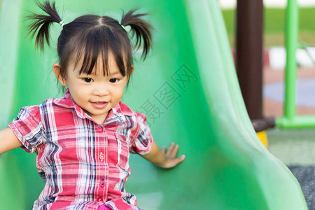 岁婴儿的肖像图快乐的亚洲儿童女孩笑着她在操场上玩滑杆玩具学习和积图片