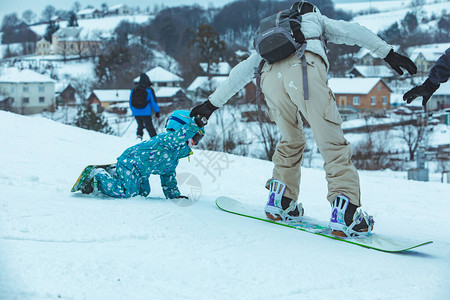 小女孩上滑雪生活方式冬季活图片