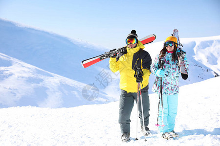 年轻夫妇在山上滑雪文字空间寒假图片