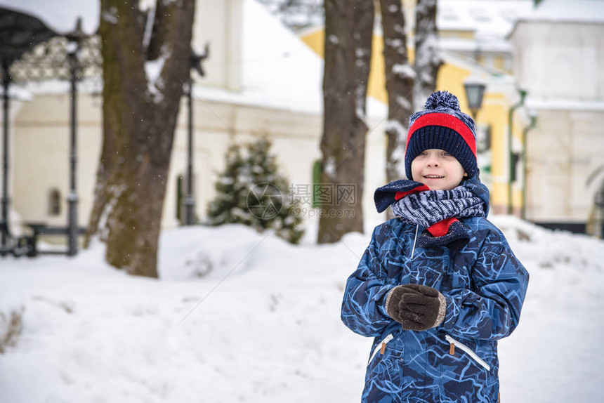 小男孩在公园里散步孩子放学后在冬天带着书包去散步孩子们在新鲜空气中户外活动健康的图片