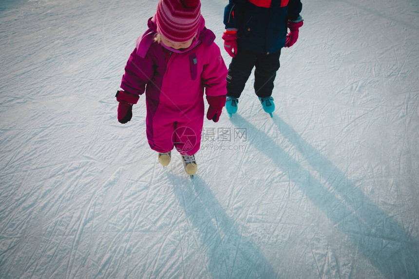 小女孩在雪中滑冰孩子们在图片