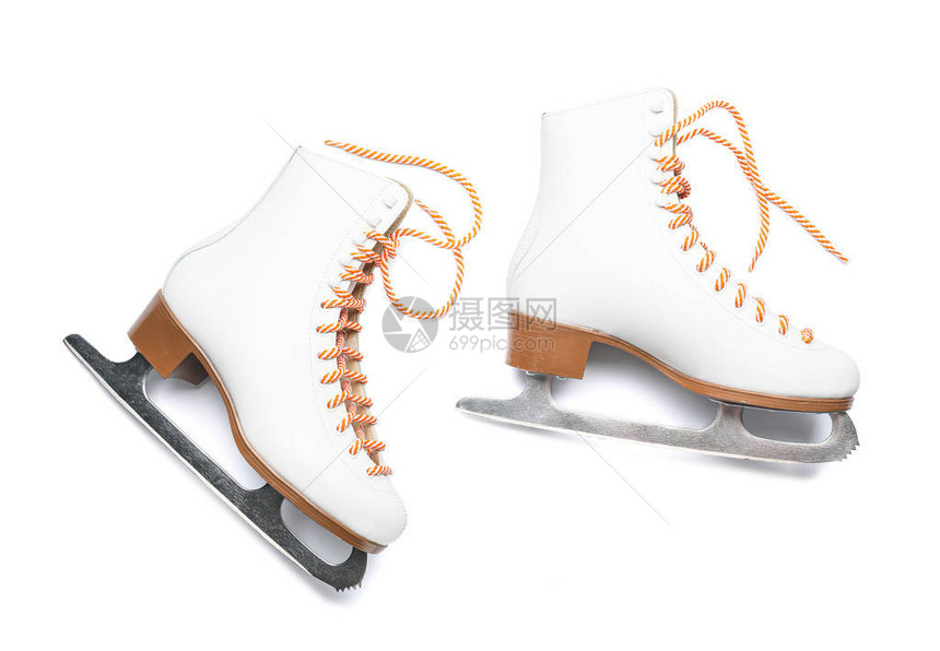 白色背景上的一对溜冰鞋图片