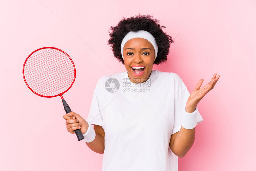 玩羽毛球的年轻非洲女被孤立图片