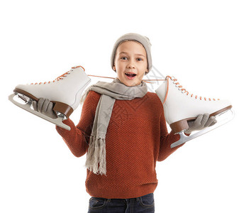 可爱的小男孩与溜冰鞋反对白色背景图片