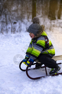 享受雪橇的小男孩儿童雪橇孩子骑着雪橇一个孩子在外面图片