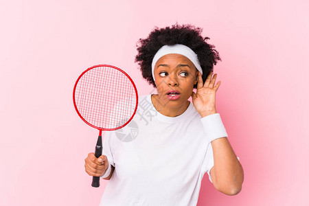 玩羽毛球的年轻非裔美国女人孤立图片