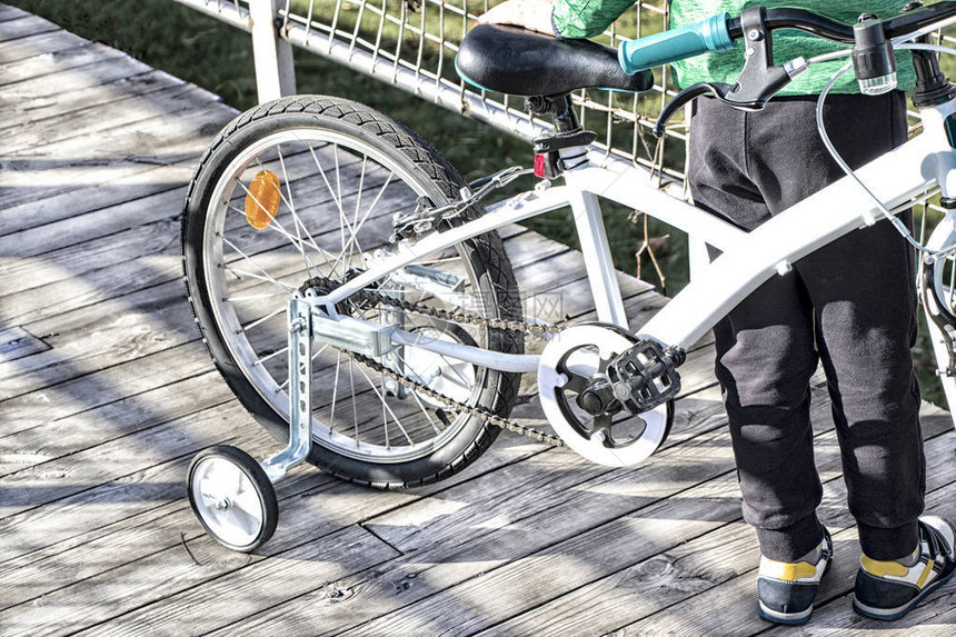 小骑自行车的人在散步孩子掌握了自行车骑自行车的认真意图骑自行图片