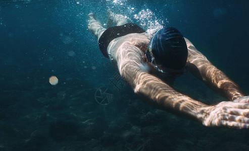 在深水下游泳的人图片