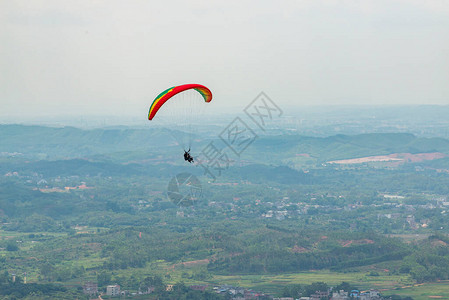 户外城市青山风景和滑翔伞图片