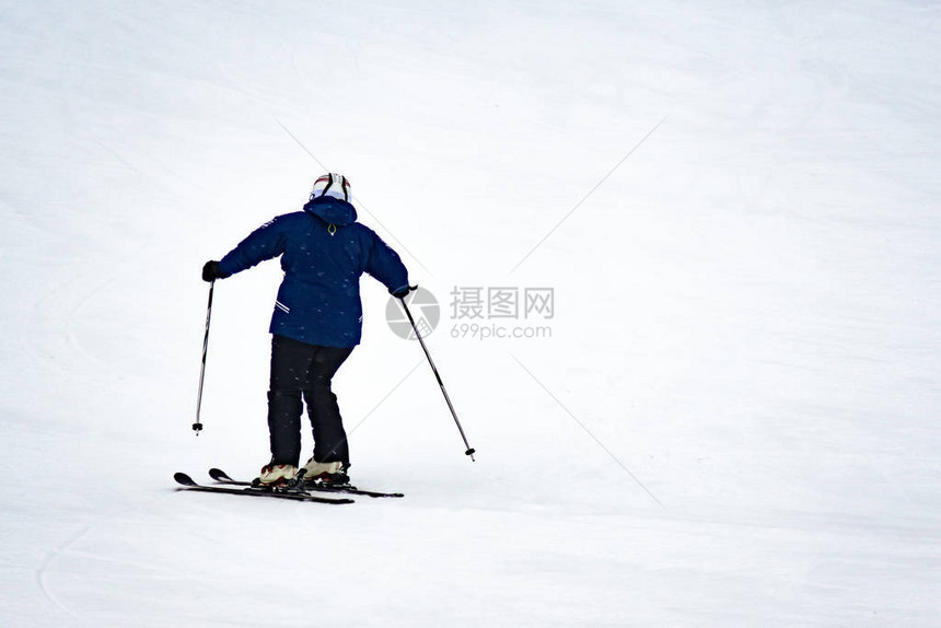 滑雪者迅速下坡交通冬季运动冬季娱乐图片
