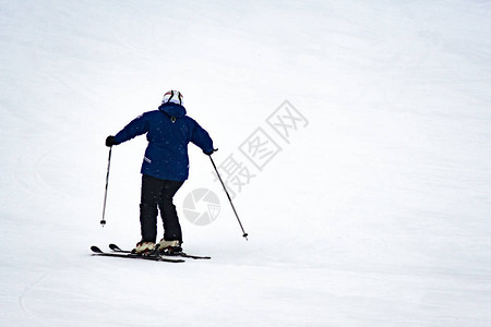 滑雪者迅速下坡交通冬季运动冬季娱乐图片