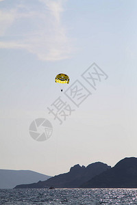 抛锚是一种极端的运动人们乘降落伞图片