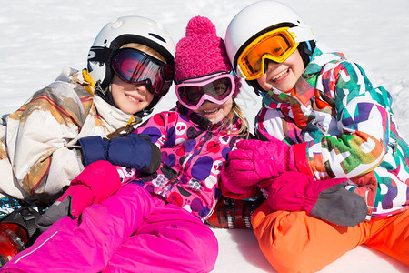 孩子们在高山滑雪图片